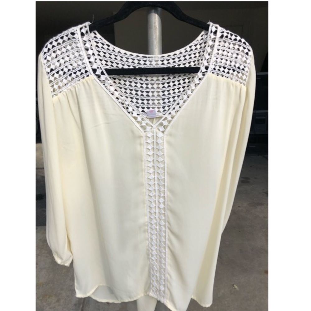Blouse with pattern